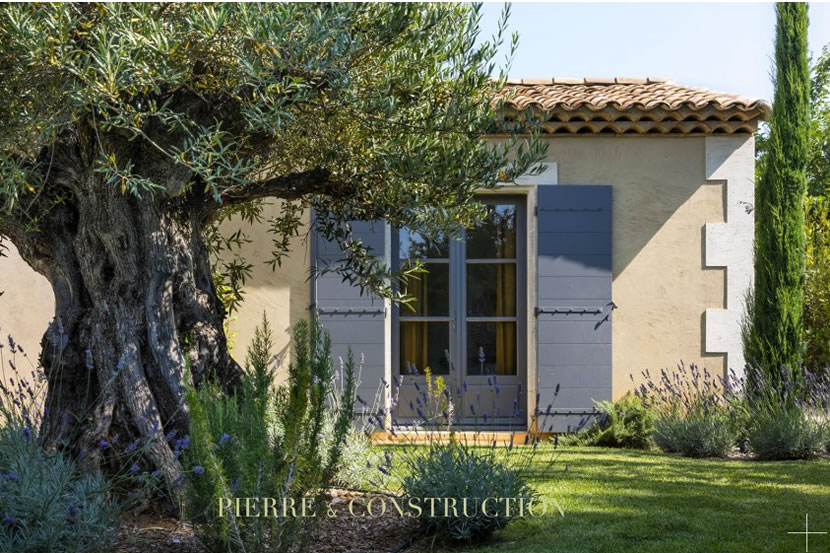 Maison provençale dans les Alpilles : tuiles anciennes et génoise, typique de la Provence