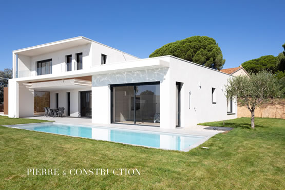construction maison cubique à toit plat dans le Var