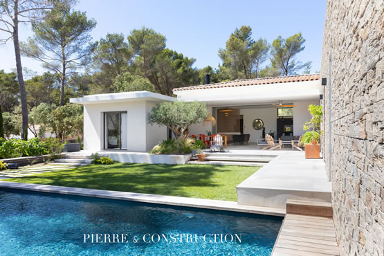 construction maison en L près d’Aix avec une toiture plate et à pans