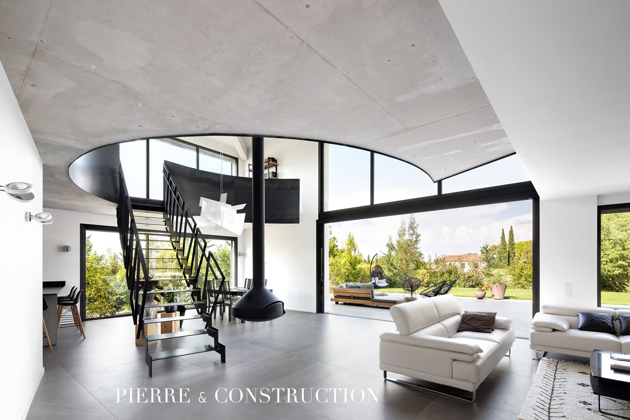 Construction d’un intérieur contemporain à Aix-en-Provence (13) avec plaques de béton au plafond