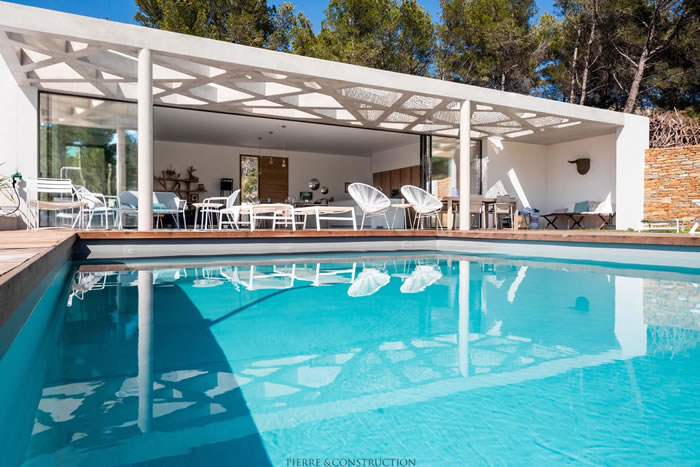construction d’une maison moderne avec pergola en béton graphique à la Ciotat (13)