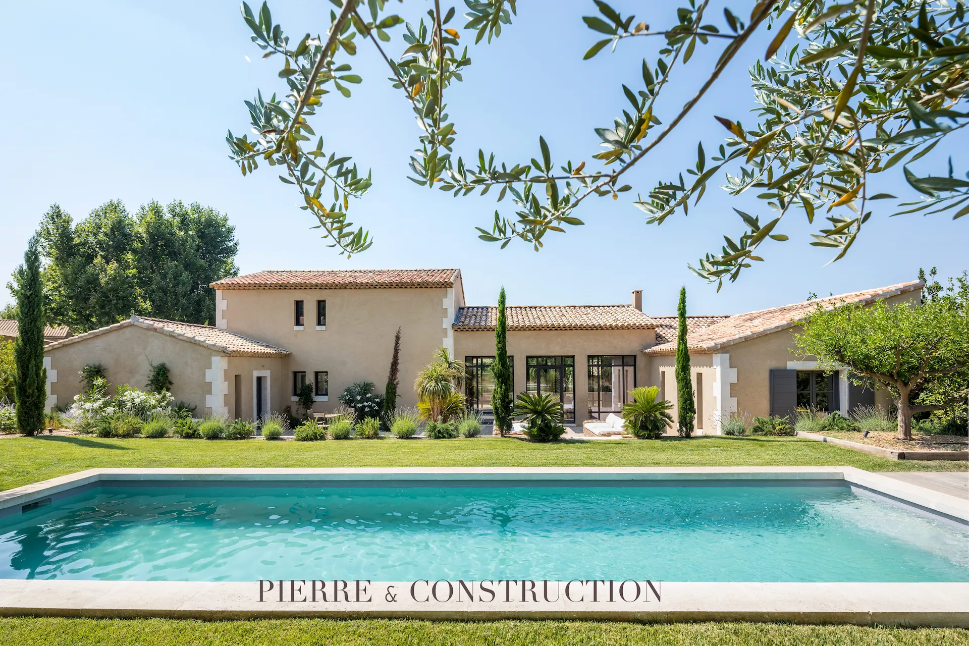 Construction d’une maison provençale de style mas dans les Alpilles Mas provençal avec piscine et jardin méditerranéen dans les Alpilles