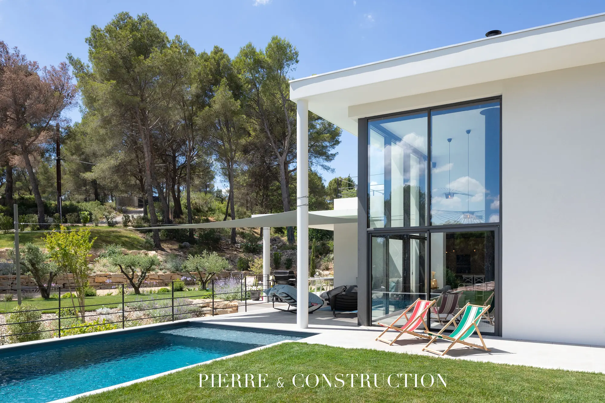 Construction maison architecte contemporaine Ventabren Villa d'architecte avec bassin de nage à Ventabren