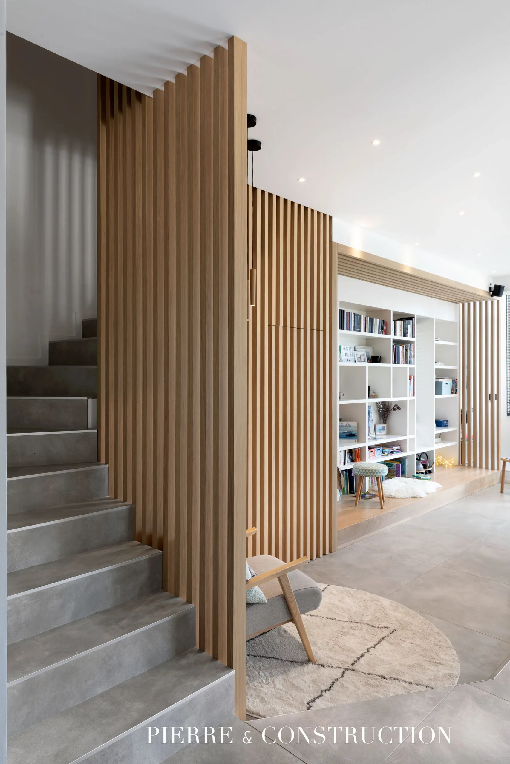 Construction maison architecte contemporaine Ventabren Escalier intérieur et bibliothèque maison architecte contemporaine àVentabren
