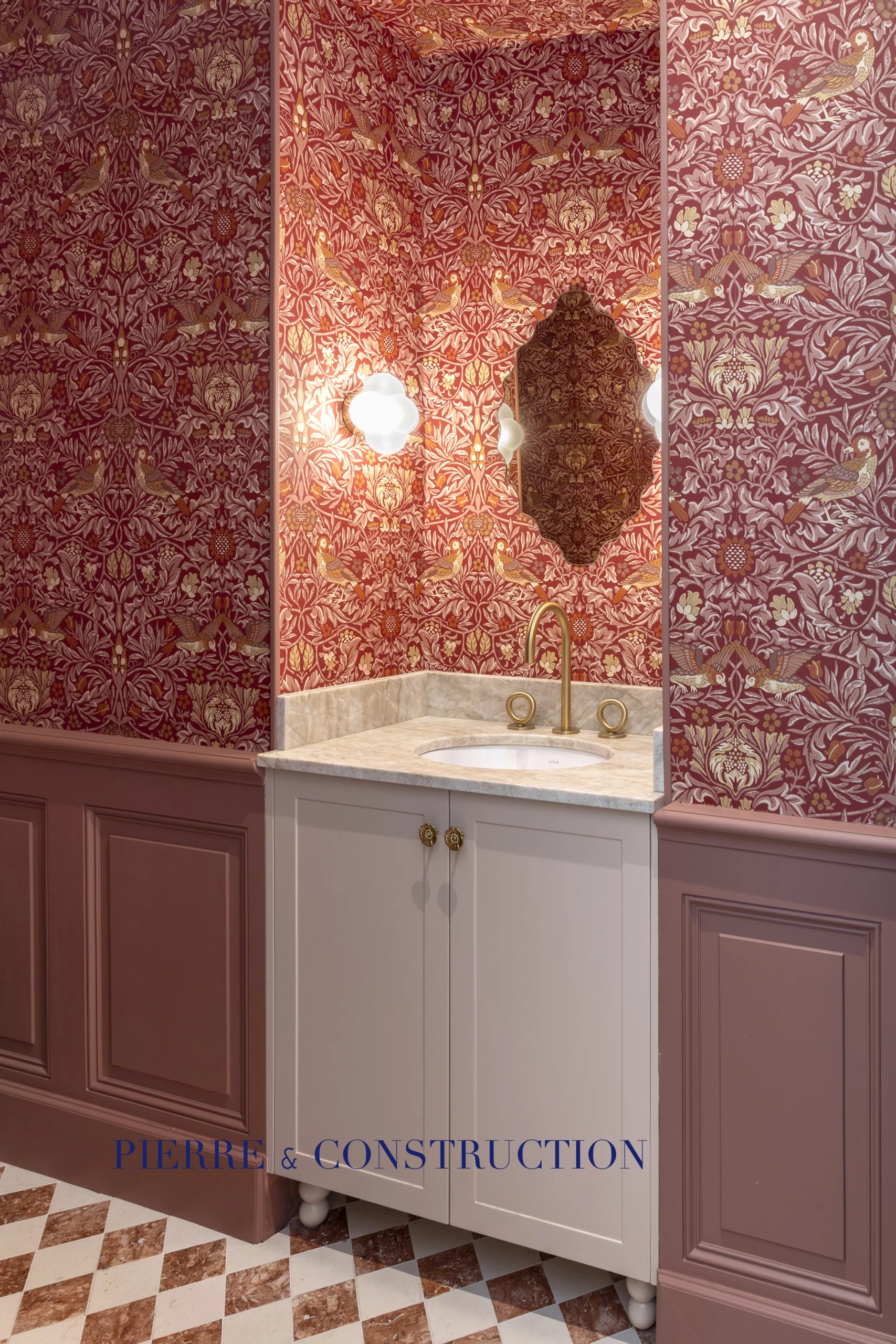 Cabinet de toilette avec papier peint décoratif dans une maison de caractère rénovée à Cannes