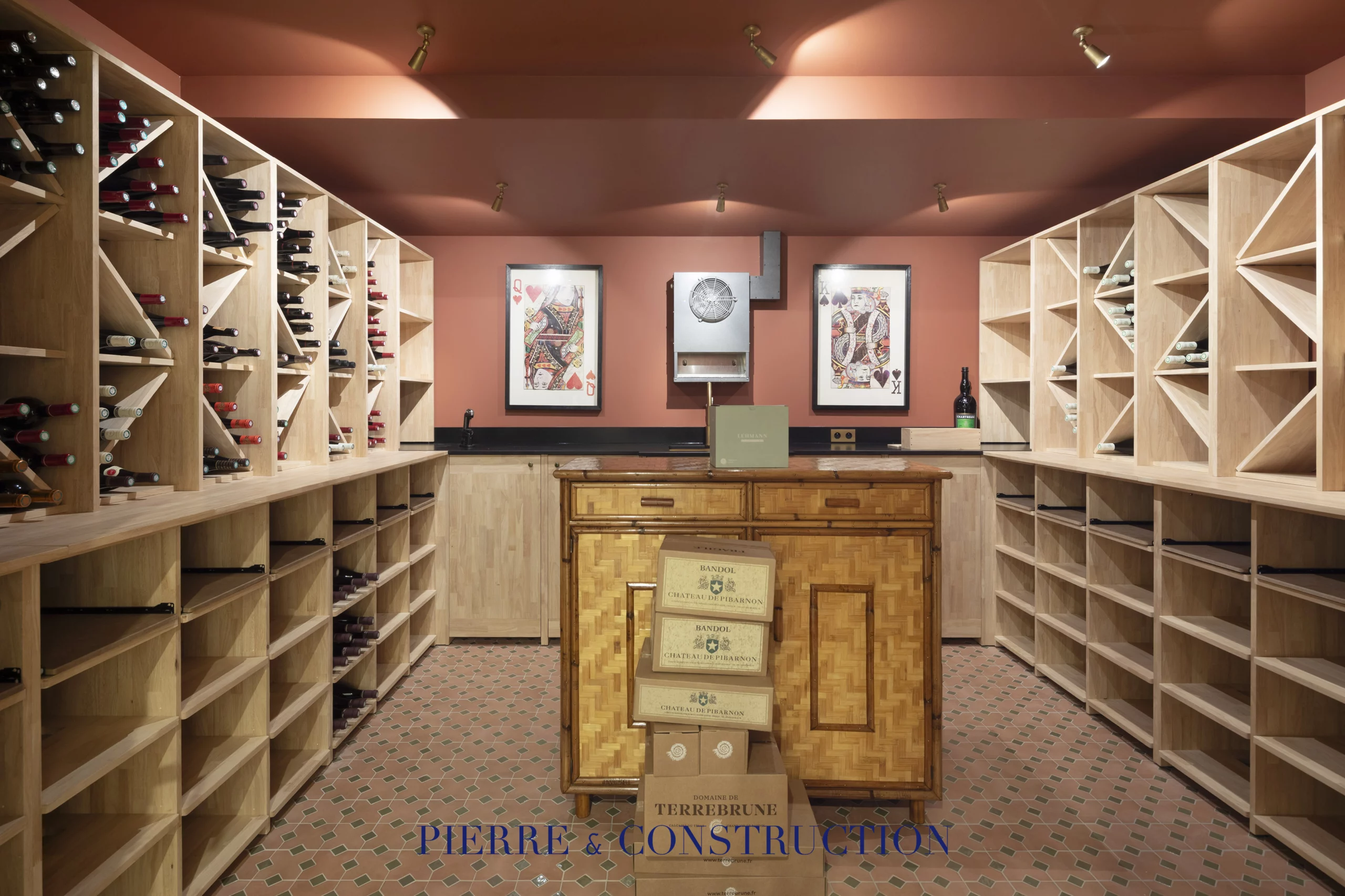 cave a vin sur mesure renovation maison cannes Cave à vin xxl avec rangements en bois sur mesure dans une maison rénovée à Cannes