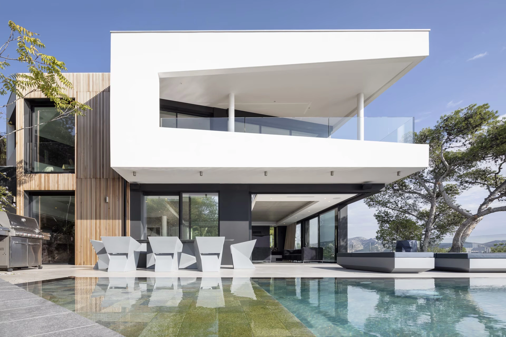 Villa contemporaine réalisée par Pierre & Construction sur la Côte Bleue, près de Marseille
