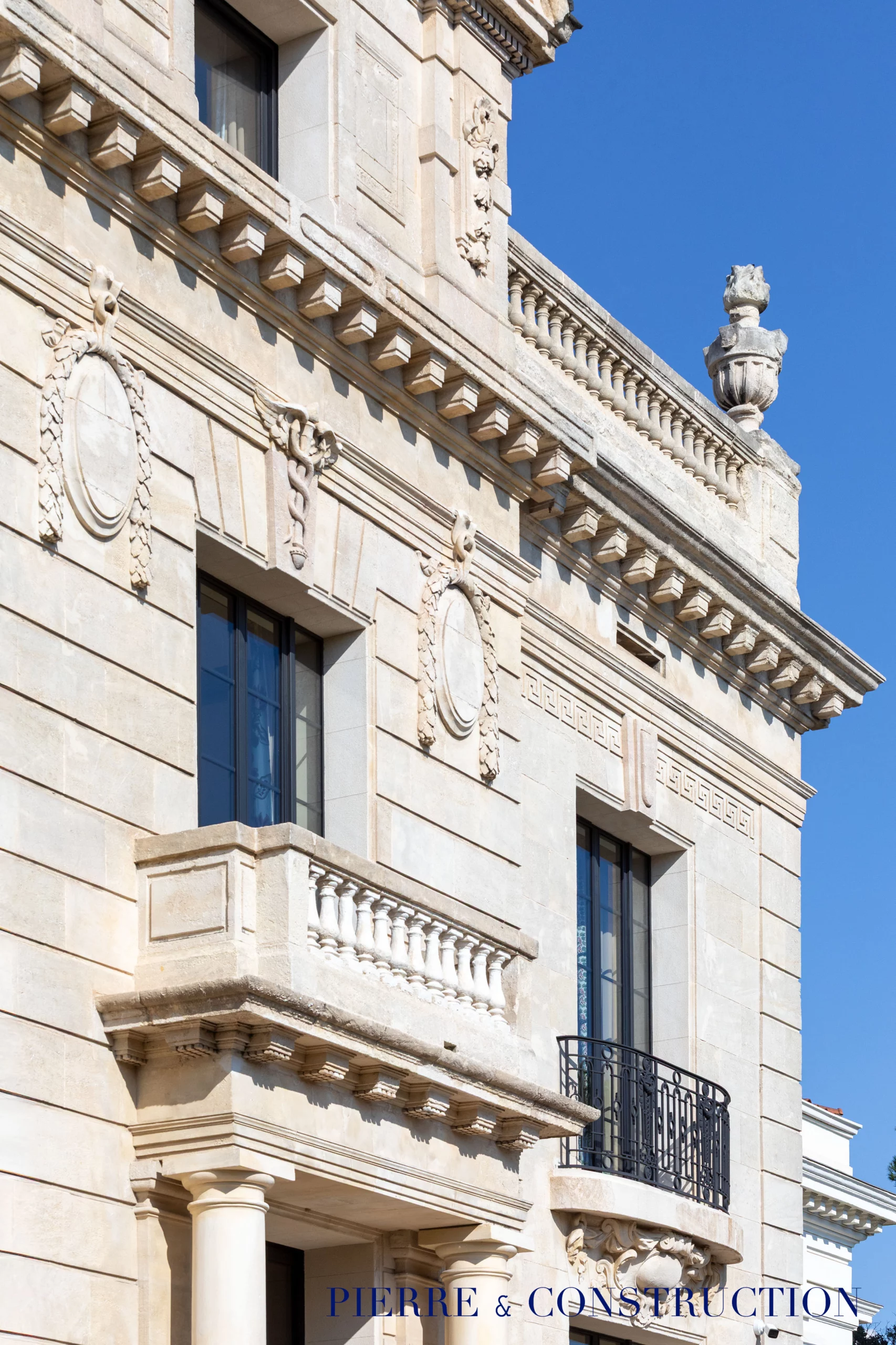 facade pierre maison belle epoque renovee cannes mougins Façade en pierre d’une maison Belle Époque rénovée à Cannes par Pierre & Construction