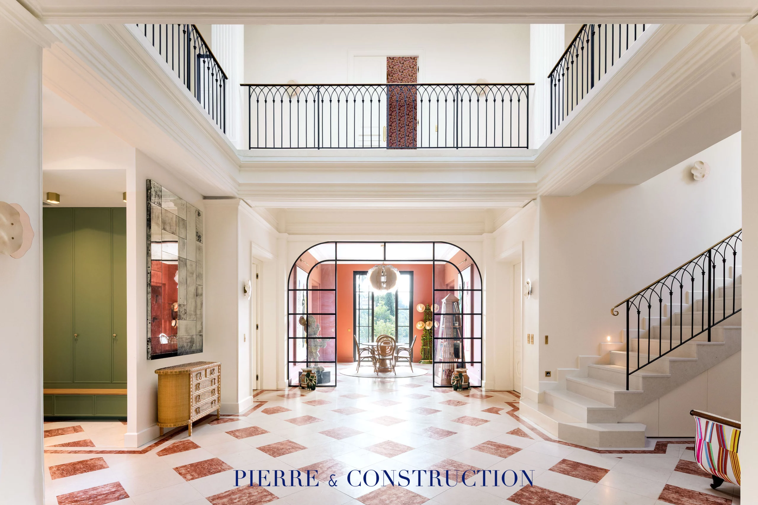 hall escalier batisse caractere renovation haut de gamme cannes Hall et escalier d’une bâtisse de caractère après rénovation haut de gamme à=près de Cannes
