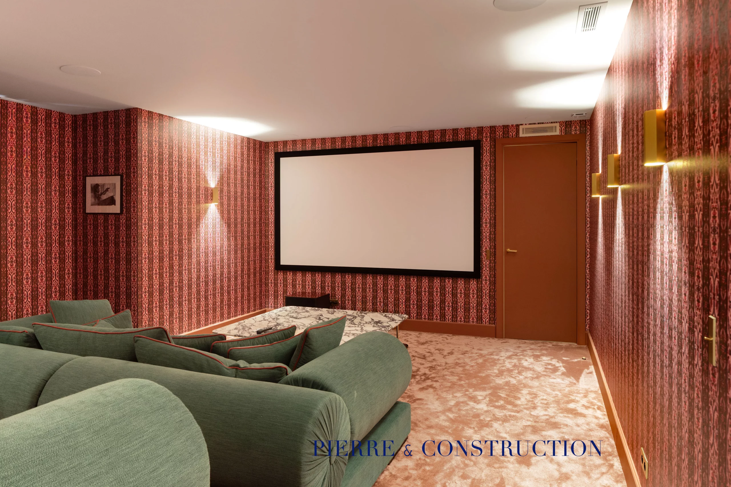 home cinema sur mesure maison renovee cannes Home cinéma sur mesure avec grand écran dans une maison rénovée à Cannes