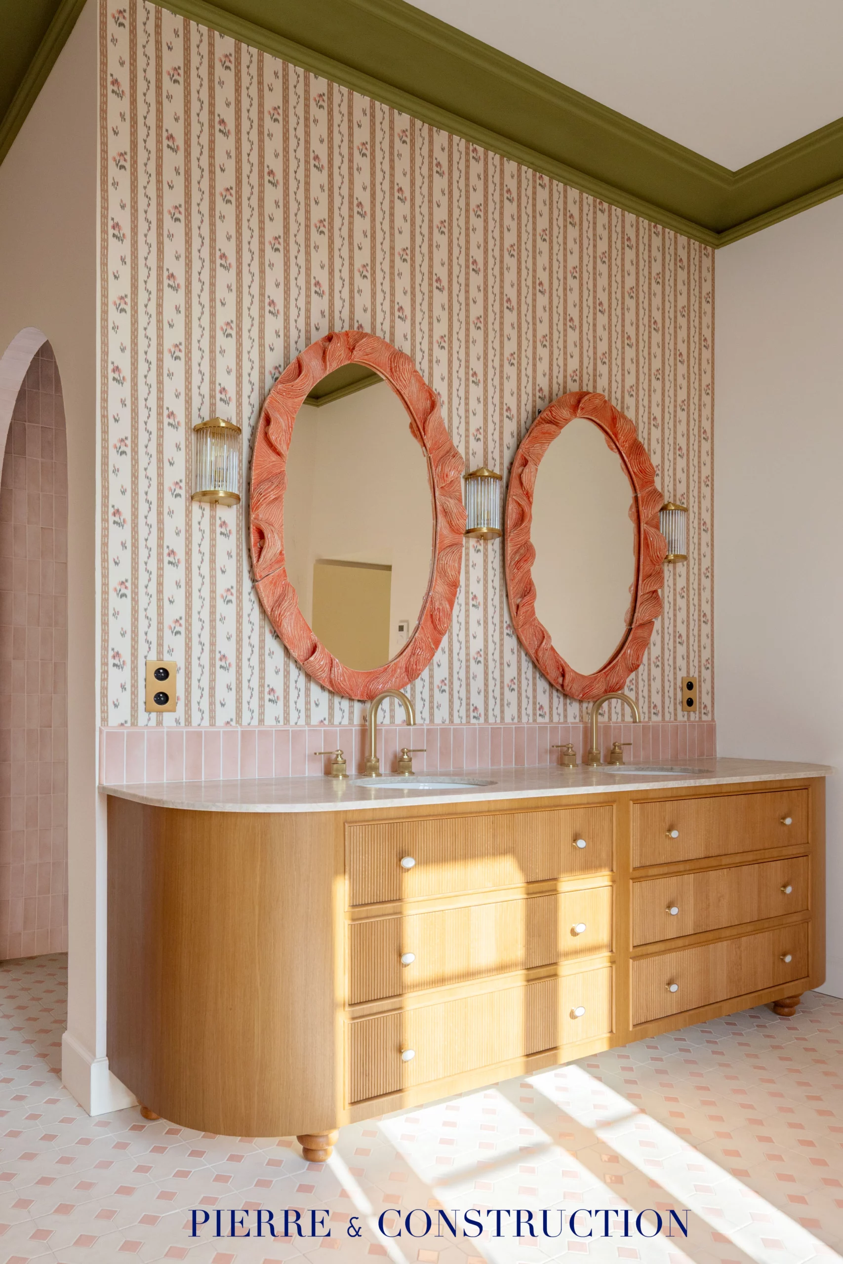Meuble double vasque sur mesure en bois dans une salle de bain rénovée à Cannes