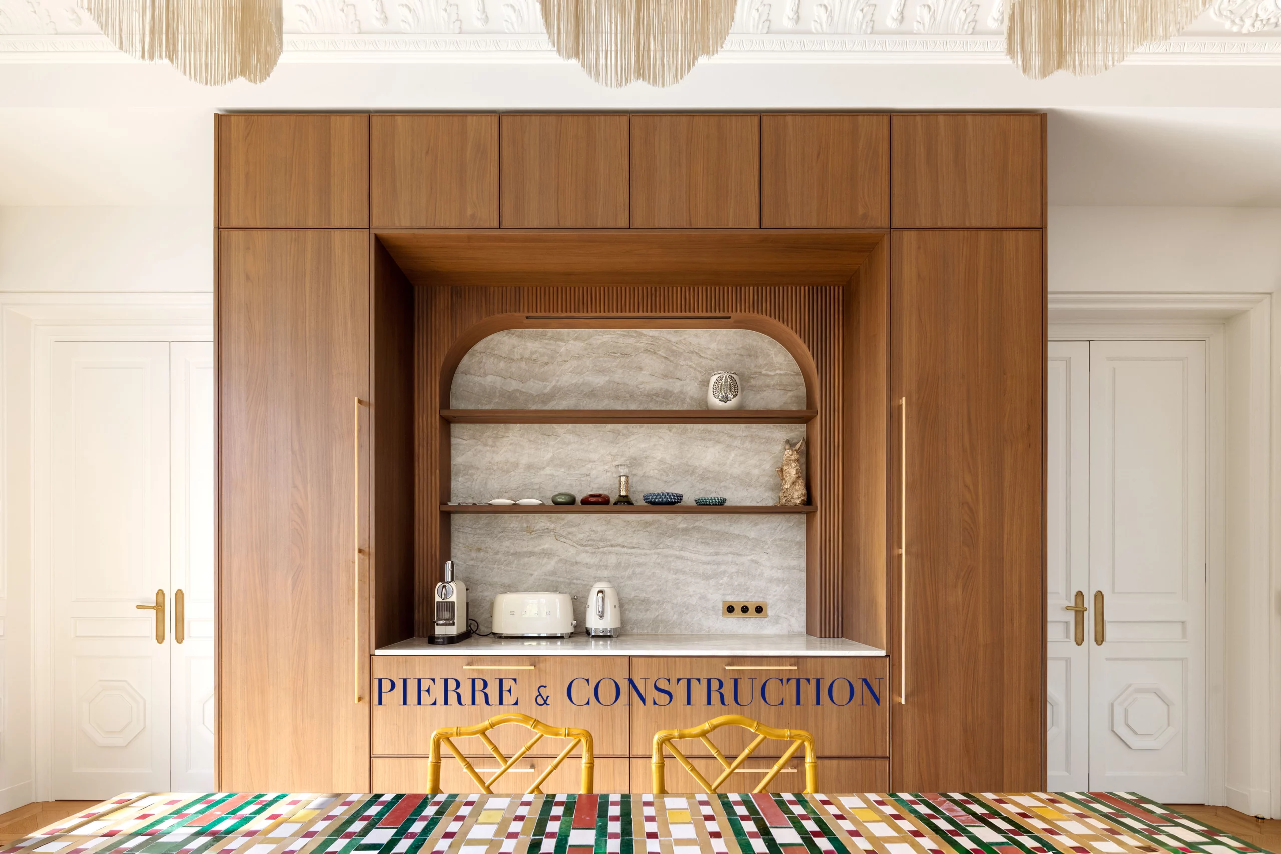 mobilier bois sur mesure cuisine maison caractere Mobilier en bois sur mesure d’une cuisine rénovée dans une maison de caractère