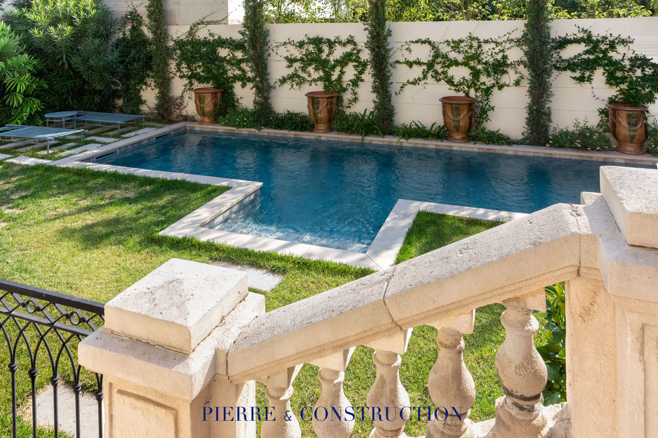 piscine balustrade pierre maison caractere renovee cannes Piscine et balustrade en pierre d’une maison de caractère rénovée près de Cannes