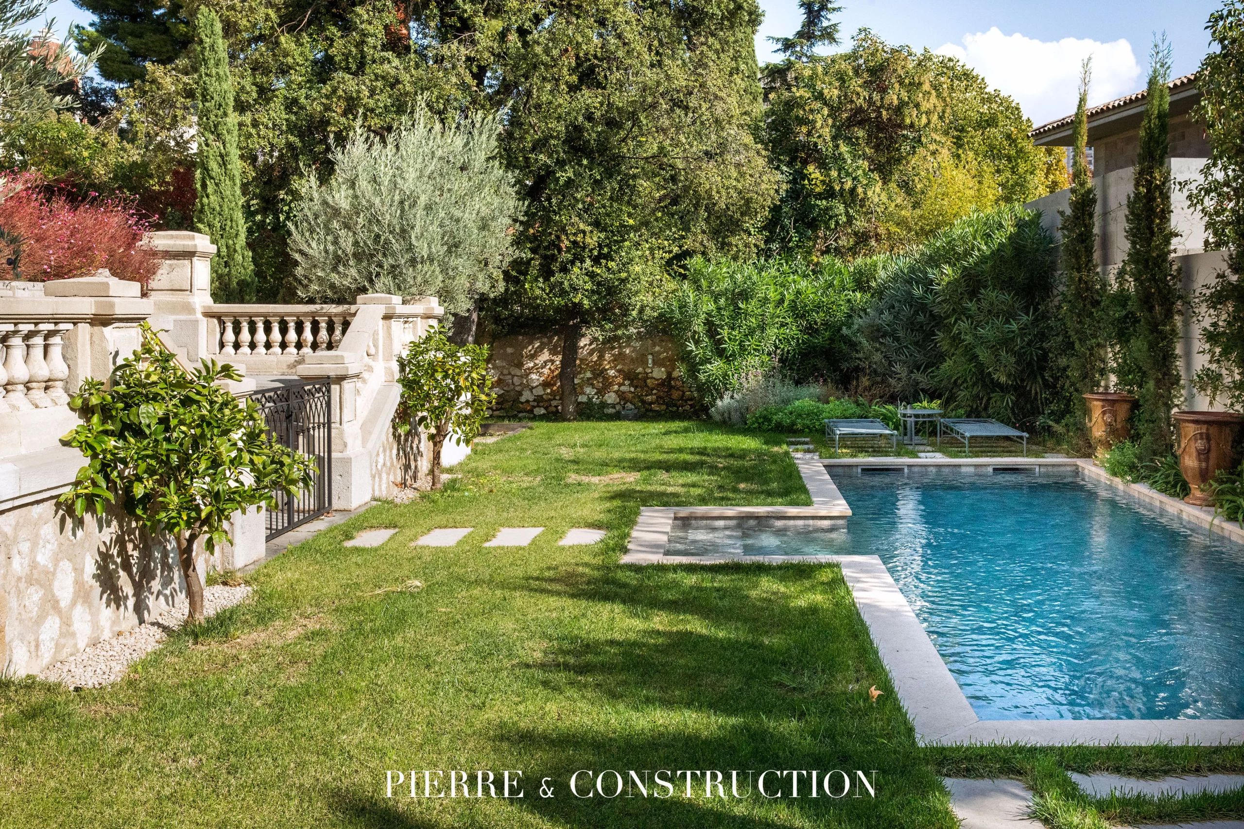 renovation exterieure batisse caractere jardin piscine cannes Rénovation extérieure d’une bâtisse de caractère avec jardin et piscine proche de Cannes