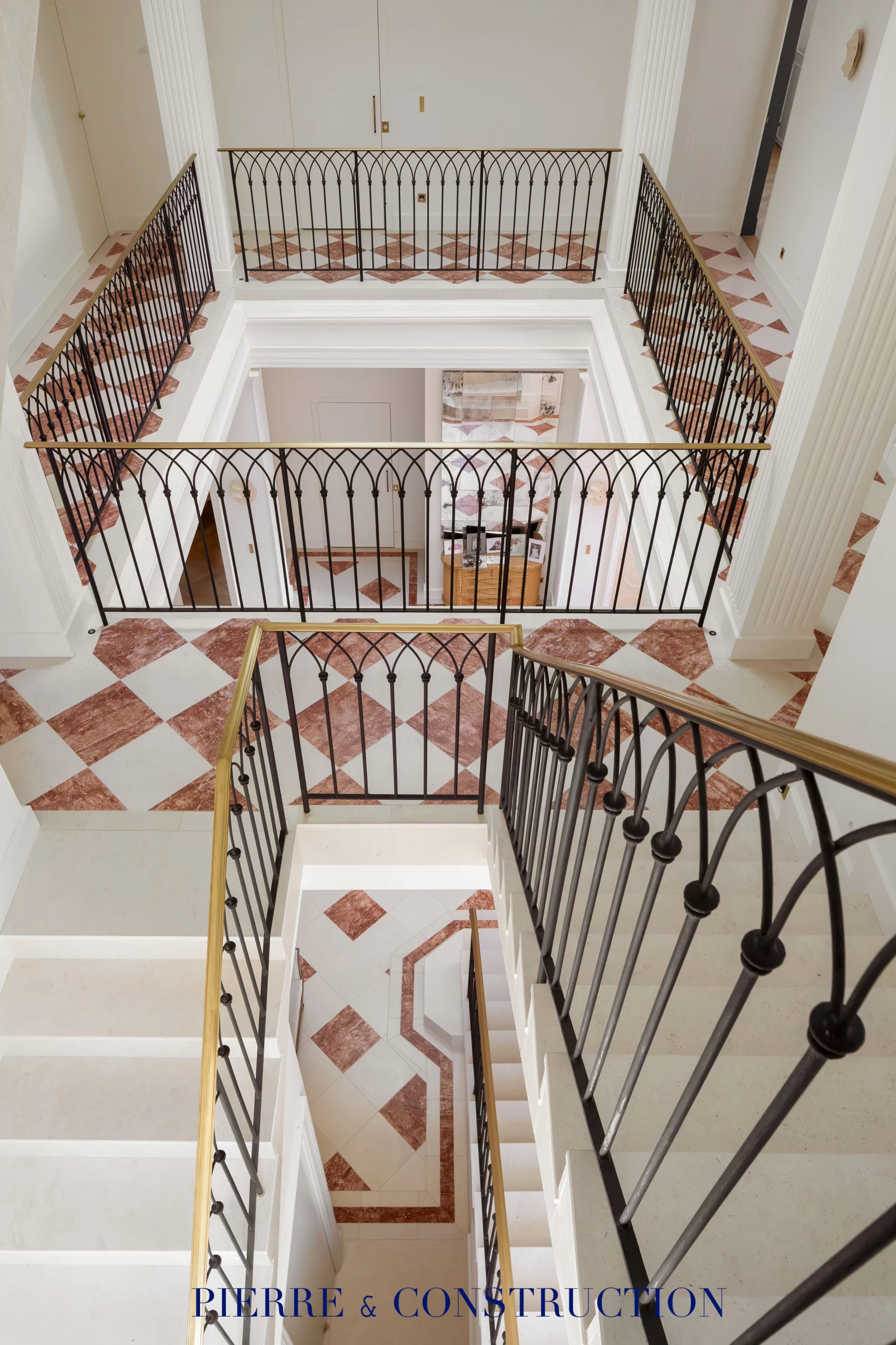 Escalier central et ferronneries d’une bâtisse de caractère rénovée à Cannes