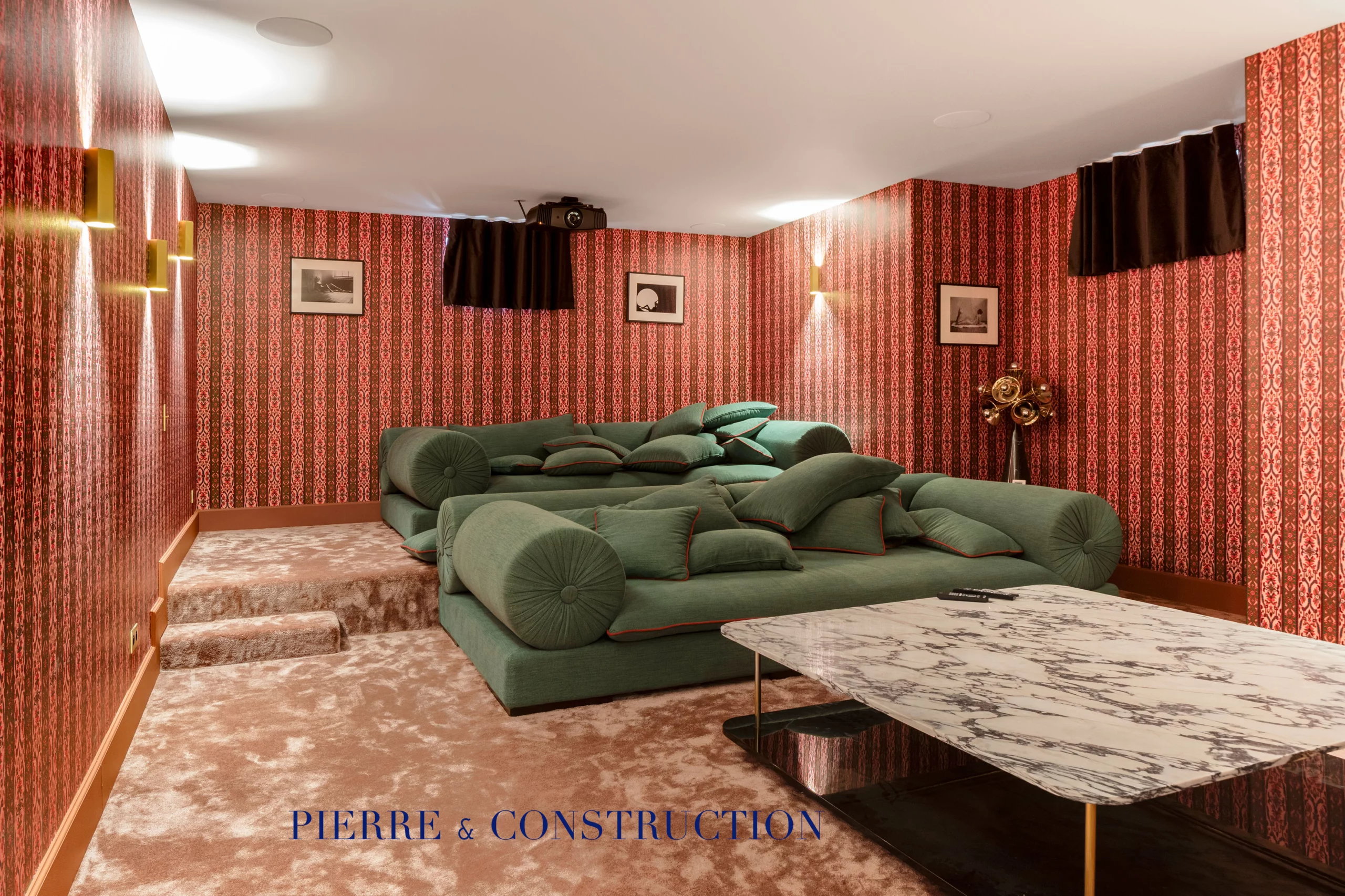 Salle de cinéma privée aménagée dans une rénovation haut de gamme de maison à Cannes