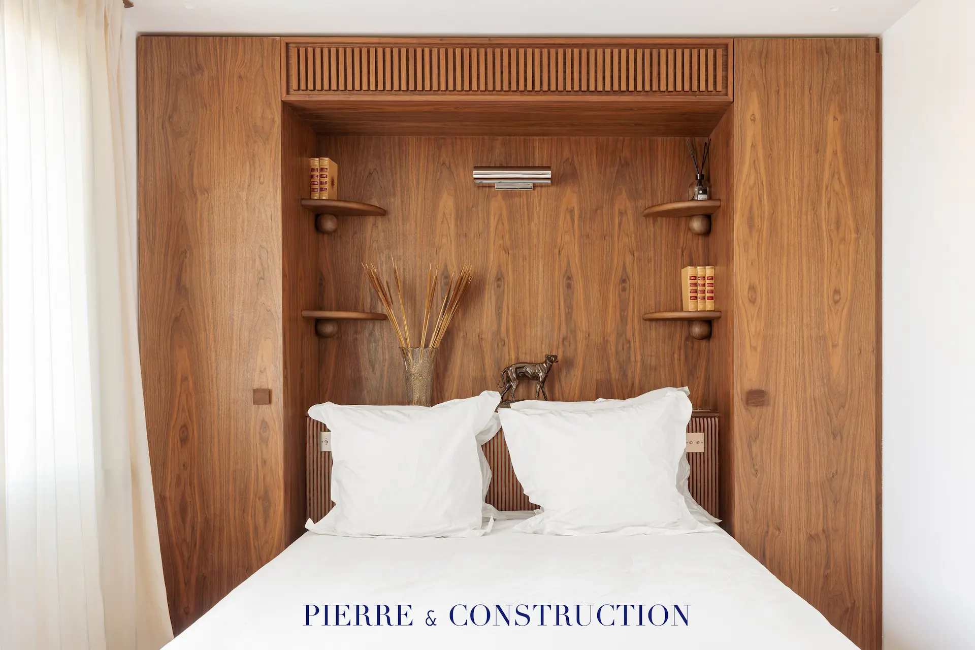 chambre tete de lit alcove menuiserie integree renovee chambre avec tête de lit alcôve menuiserie intégrée rénovée