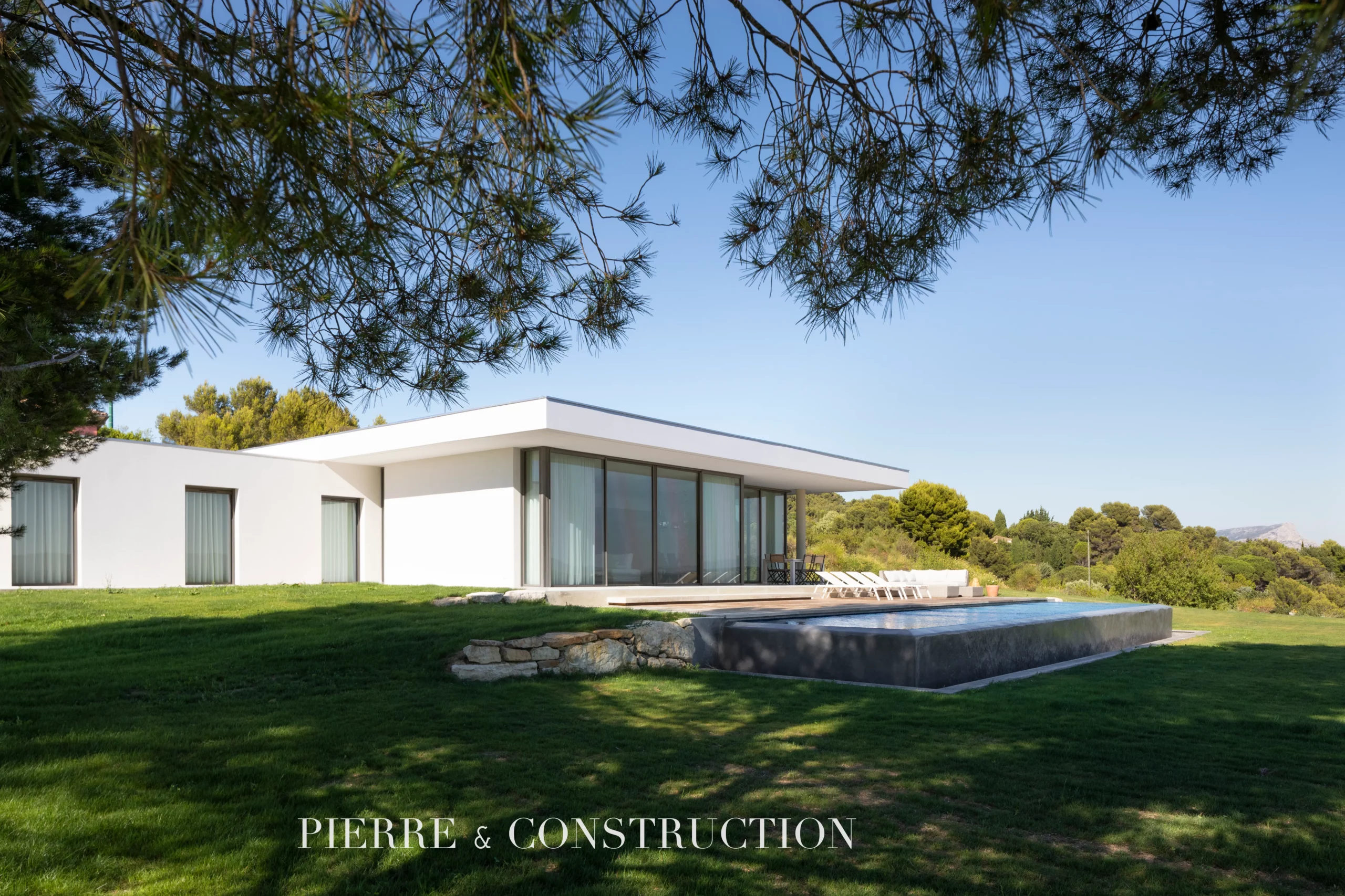 renovation villa french riviera antibes Construction d’une maison contemporaine plain-pied sur les hauteurs d’Aix-en-Provence