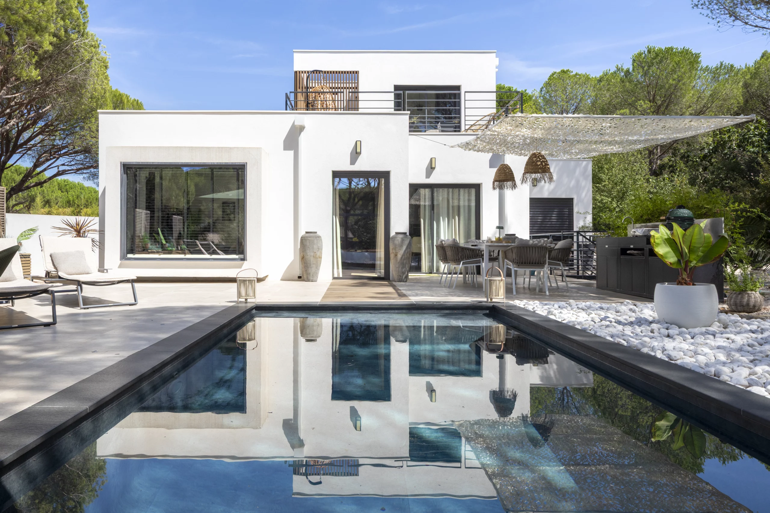 maison contemporaine cubique piscine terrasse Villa contemporaine avec piscine et terrasse à Vidauban dans le Var