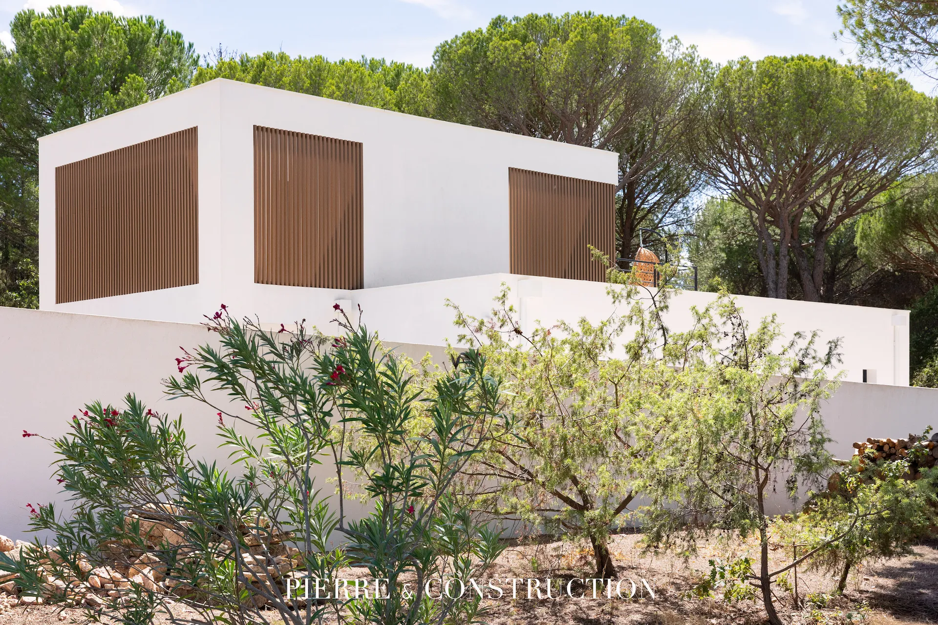 Façade blanche d'une maison contemporaine à Vidauban dans le Var