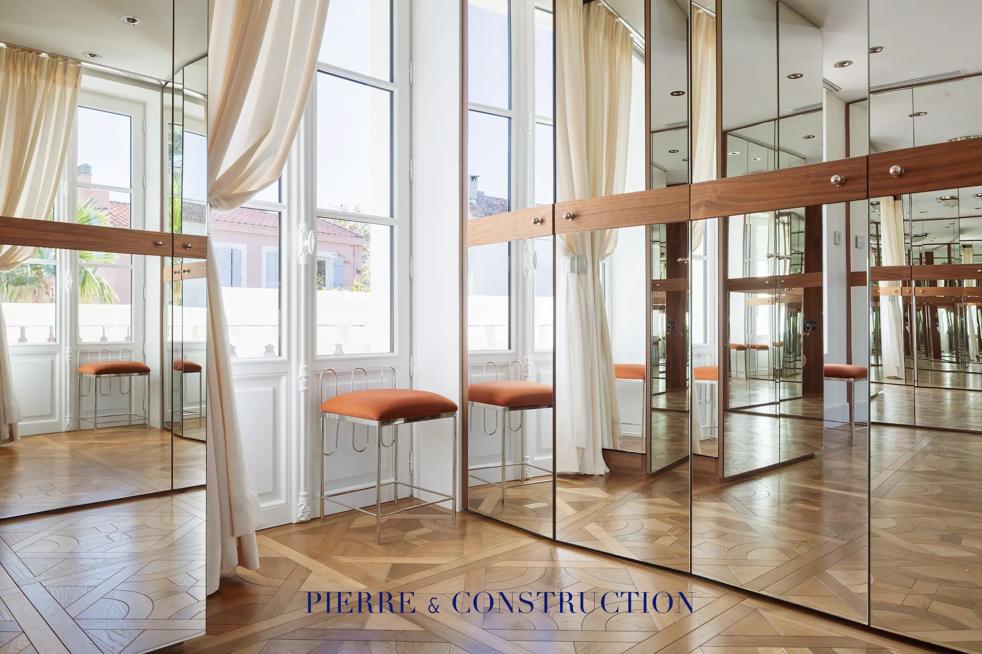 salle dressing portes miroir luxe villa antibes salle de dressing portes miroir pour cette villa luxueuse rénovée à Antibes
