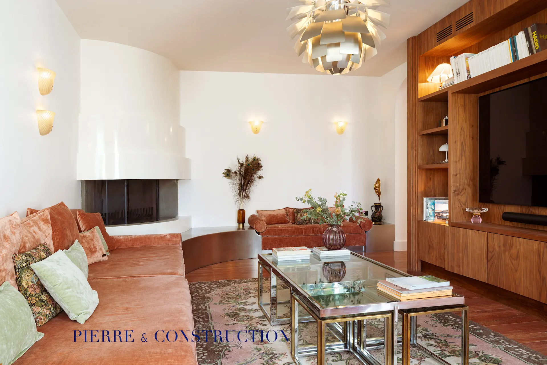 salon détente de lecture et tv avec cheminée d'angle de villa rénovée à Antibes