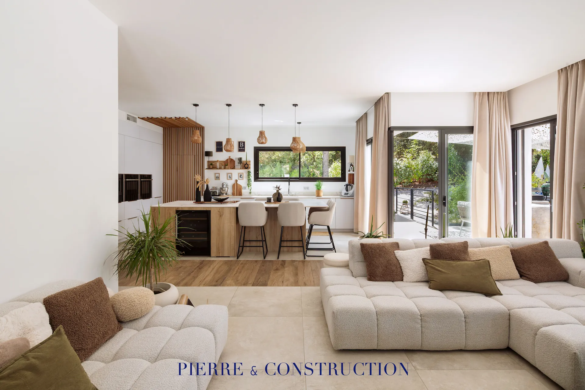 Séjour ouvert et lumineux d'une maison contemporaine à Vidauban