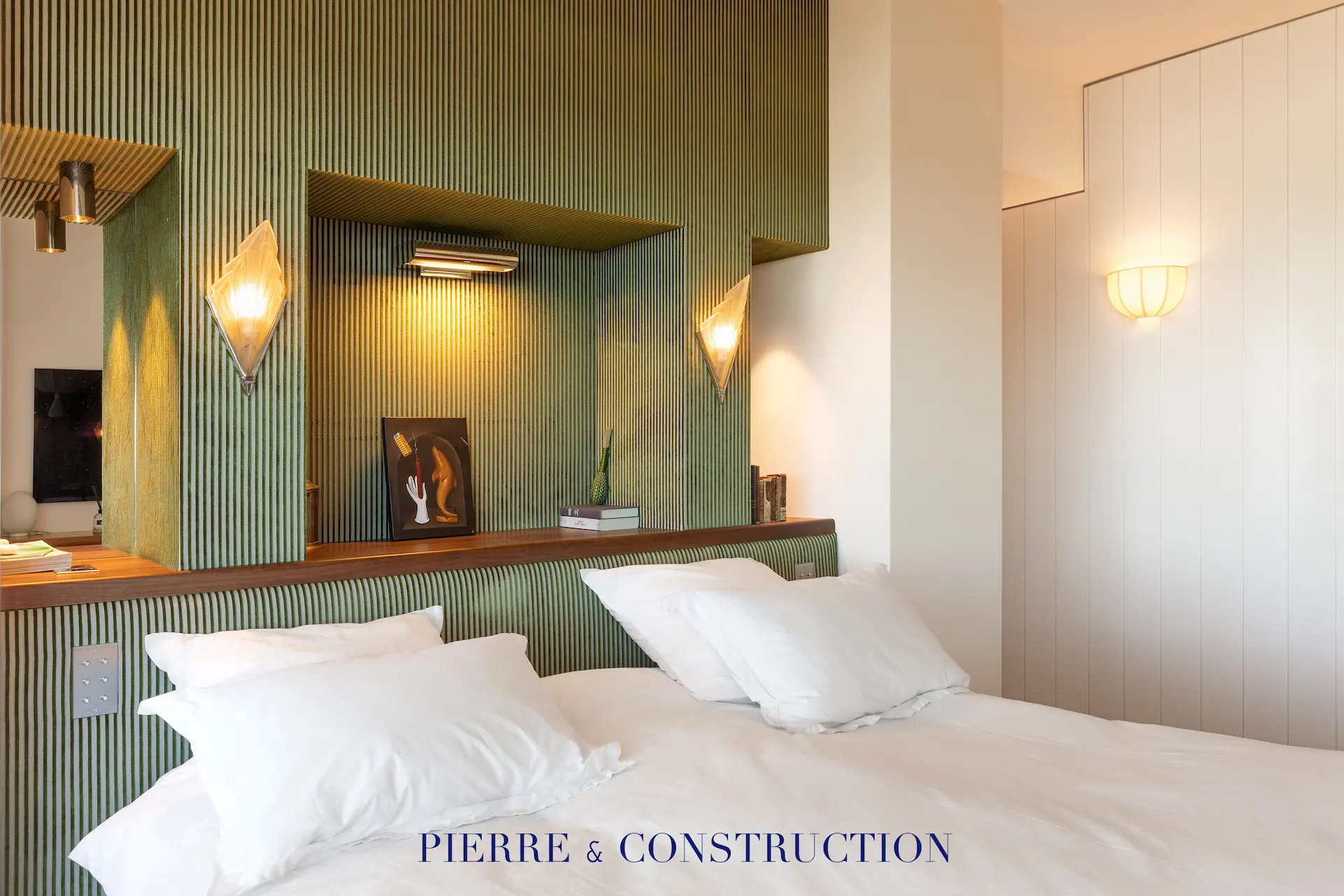 suite parentale tete de lit papier peint renovee suite parentale avec tête de lit papier peint rénovée à Antibes