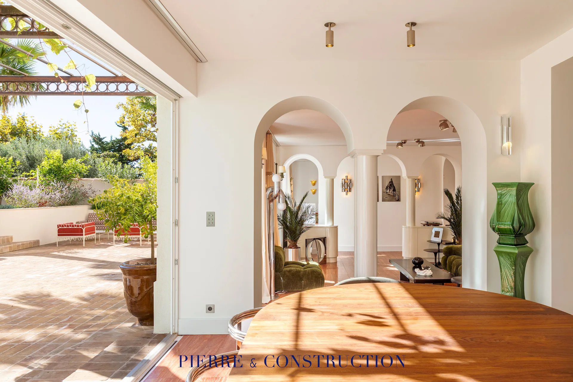 terrasse couverte de cette villa french riviera rénovée dans le 06