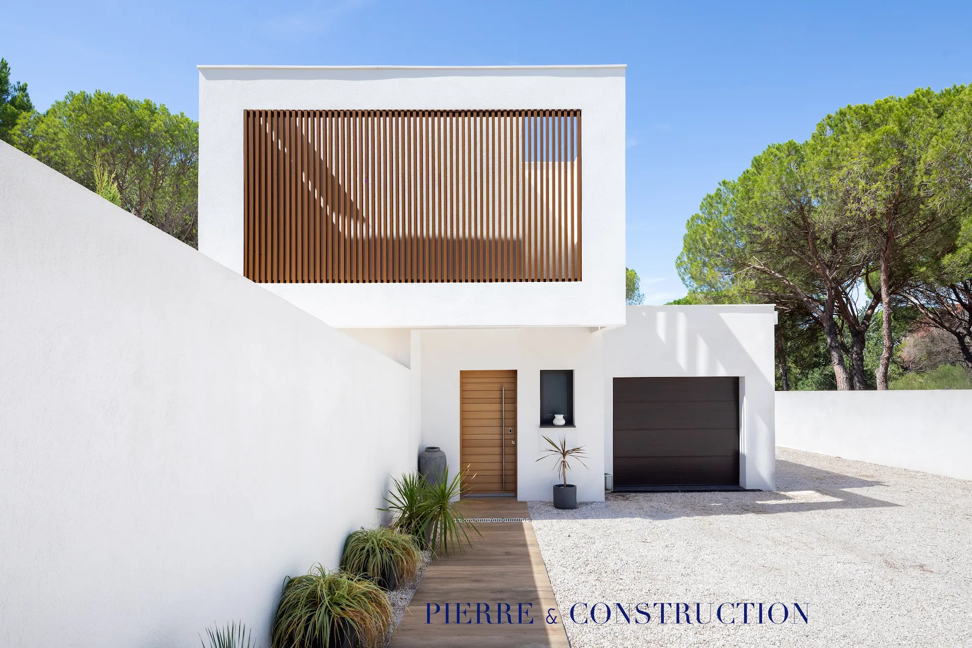 Maison contemporaine aux lignes cubiques à Vidauban dans la vallée de l'Argens