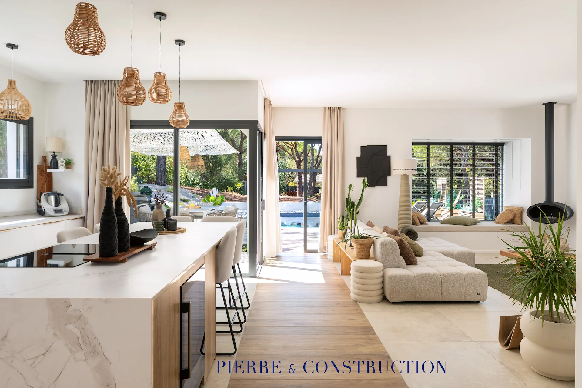 villa contemporaine interieur vidauban var Intérieur lumineux d'une villa contemporaine construite à Vidauban