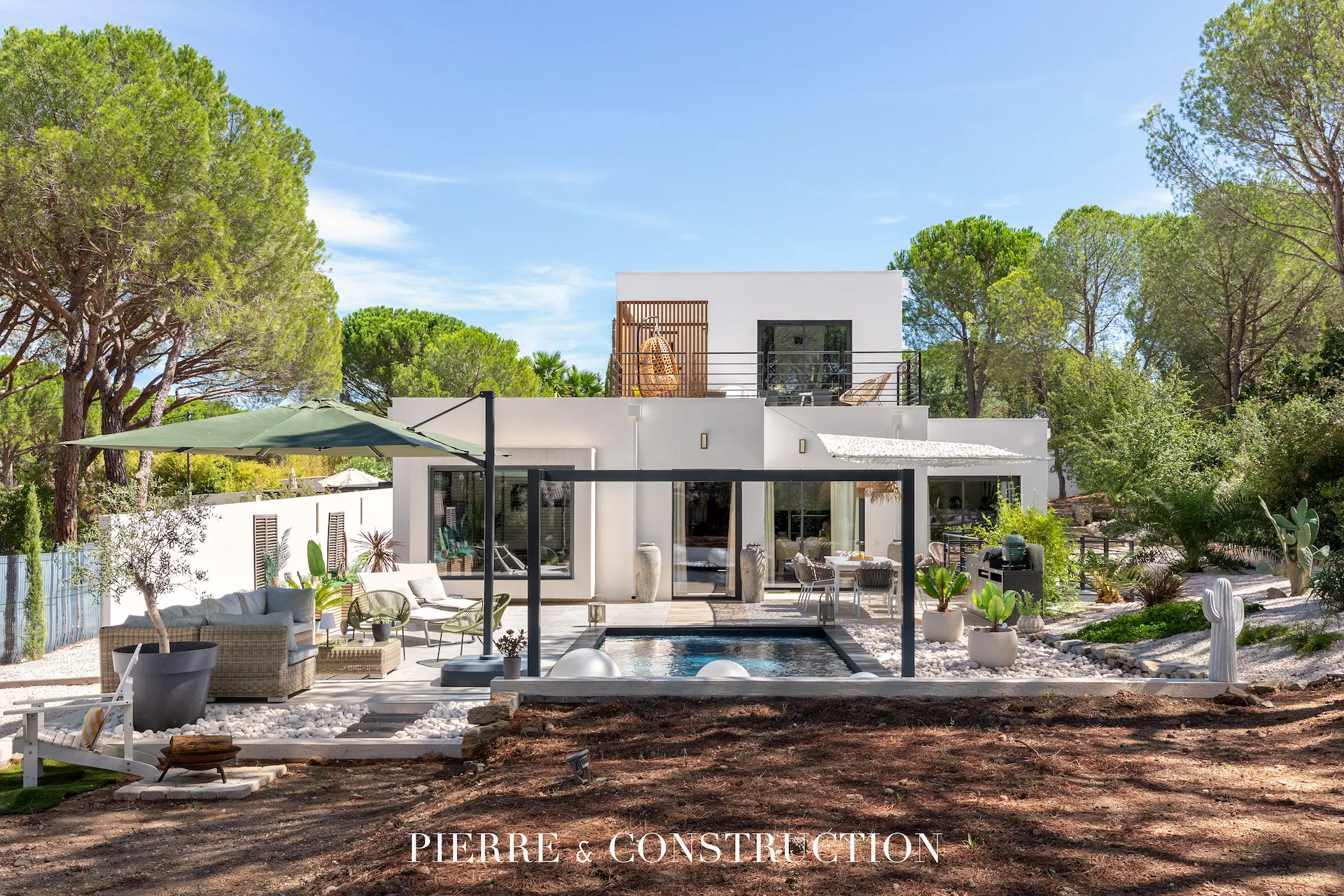 villa contemporaine terrasse piscine vidauban Terrasse et piscine d'une villa contemporaine à Vidauban