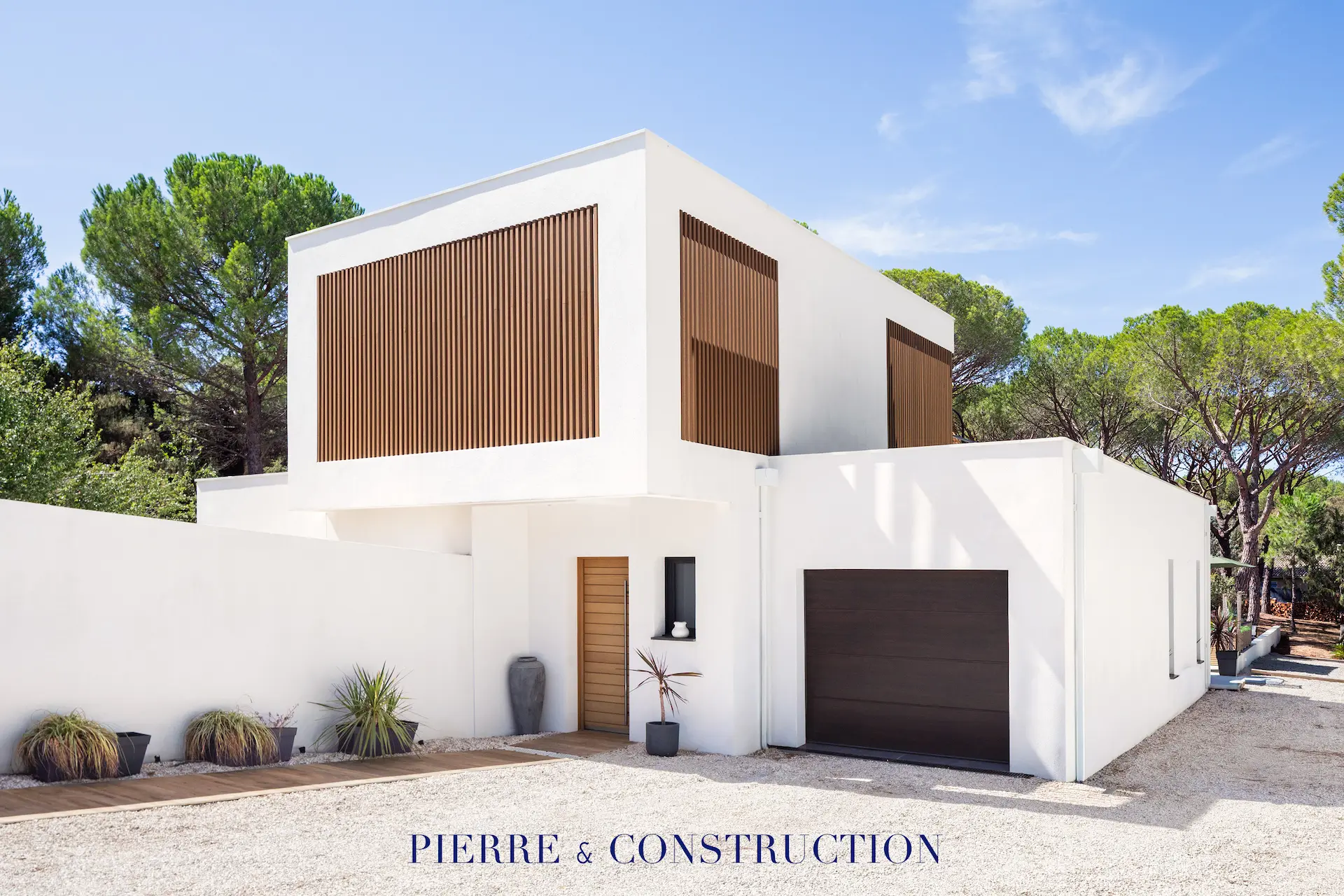 Architecture cubique d'une villa contemporaine à Vidauban dans le Var